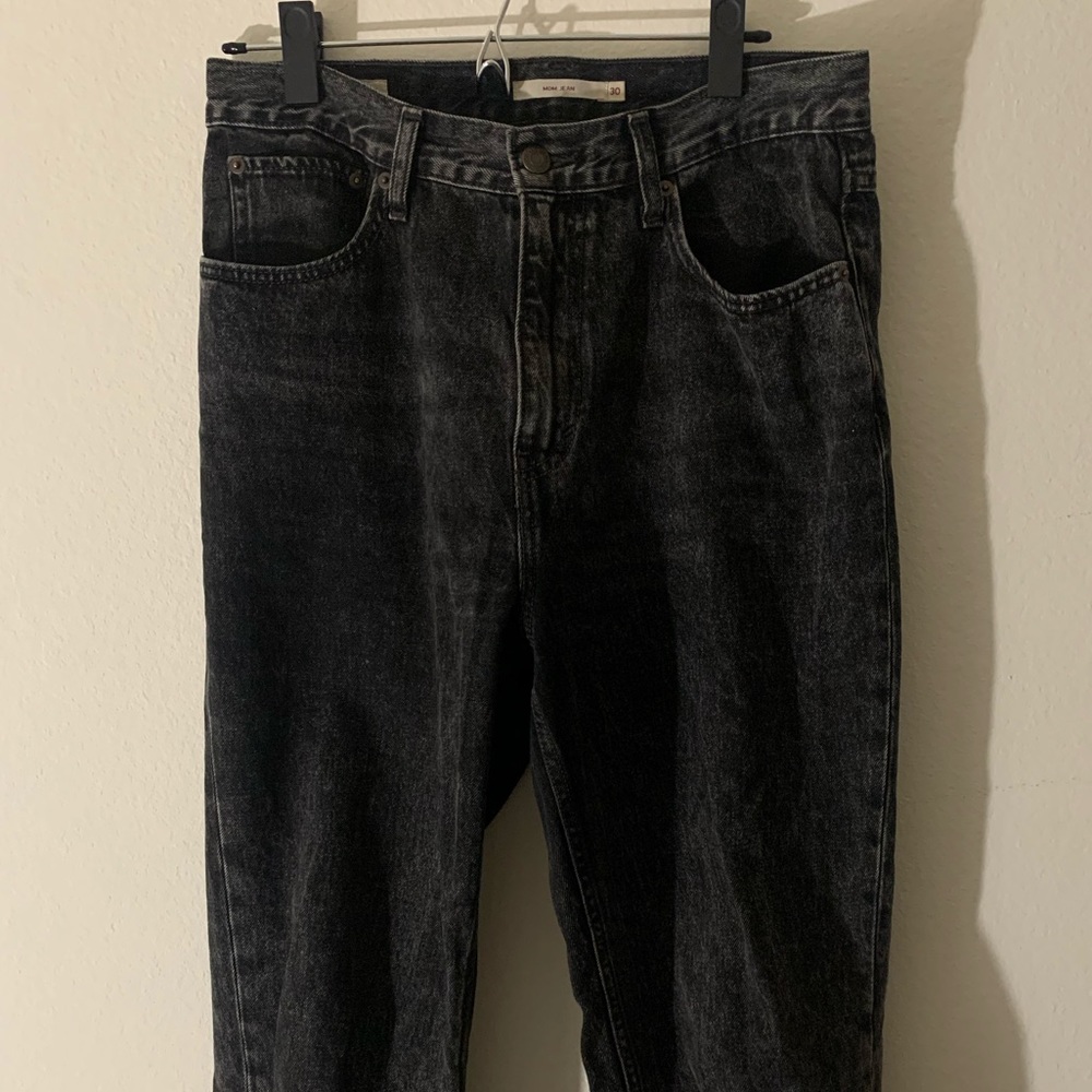 dark colored levi’s mom jeans